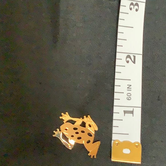 ⚡️5 for $20 - Gold Tone Metal Frog Pin - Picture 5 of 5